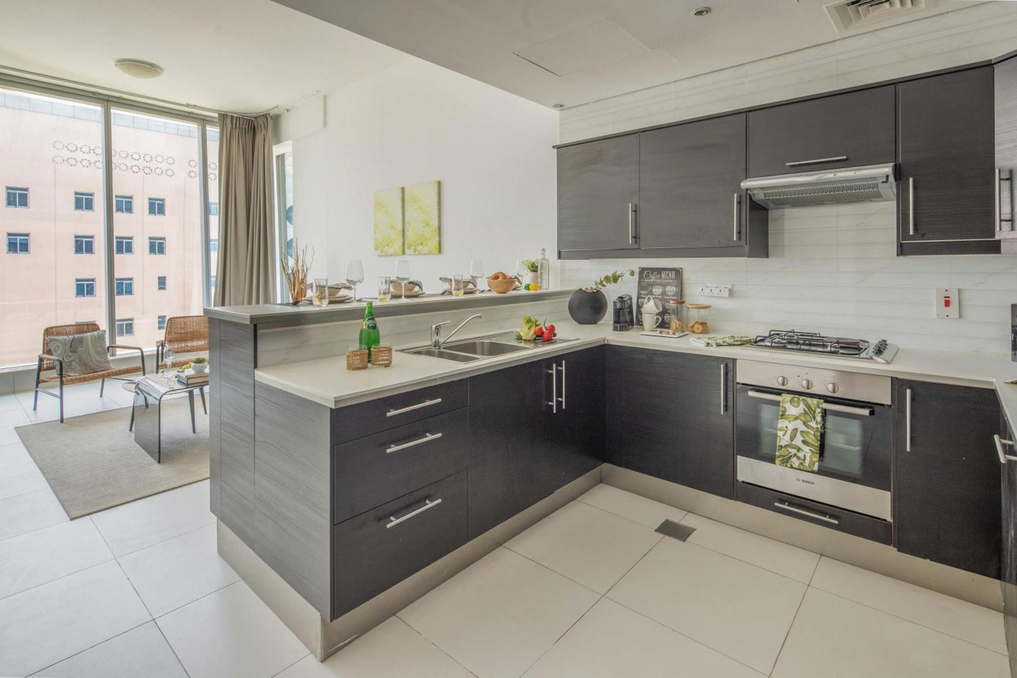 Frank Porter - Panoramic Tower Apartment Dubai