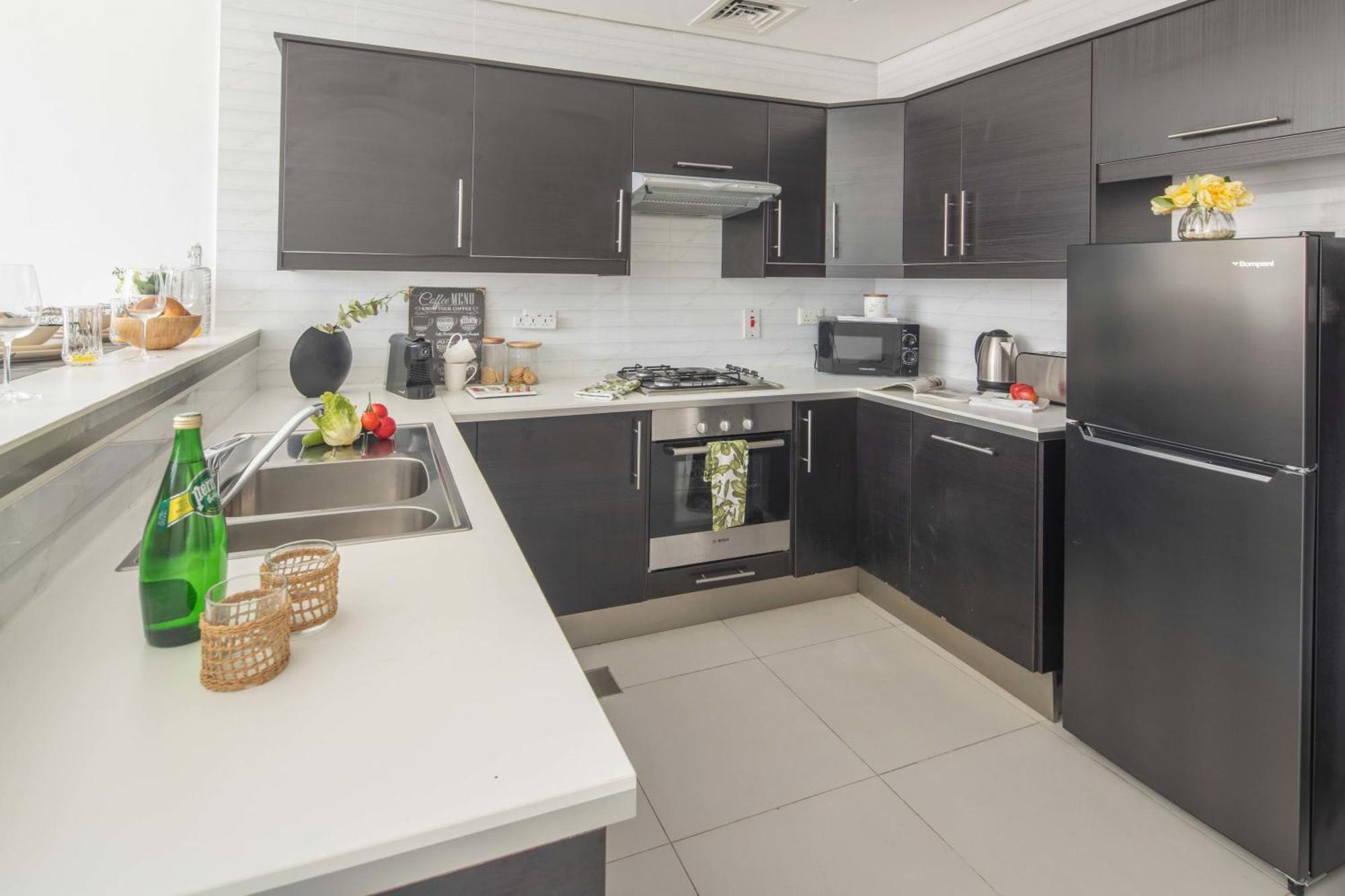 Frank Porter - Panoramic Tower Apartment Dubai
